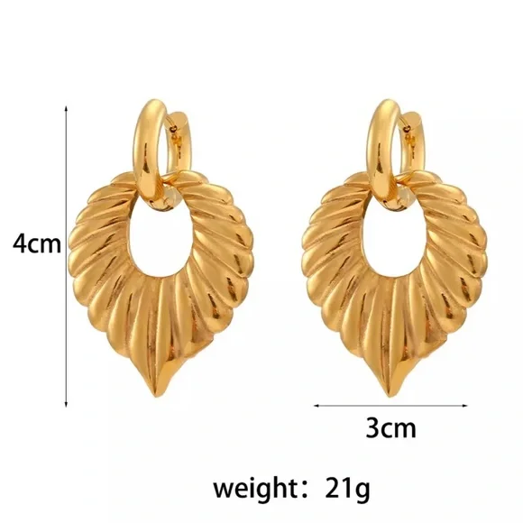 New 18K Chunky Leaf Shape Drop Hoop Earrings, wonderful Earrings, wow Earrings - Picture 4 of 4